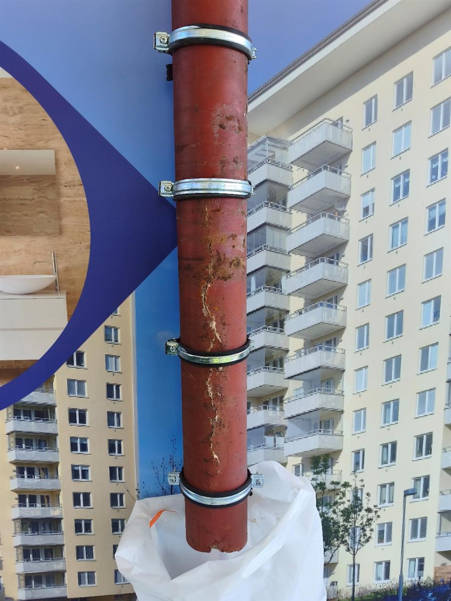 Colonne en fonte fendue sur toute sa hauteur