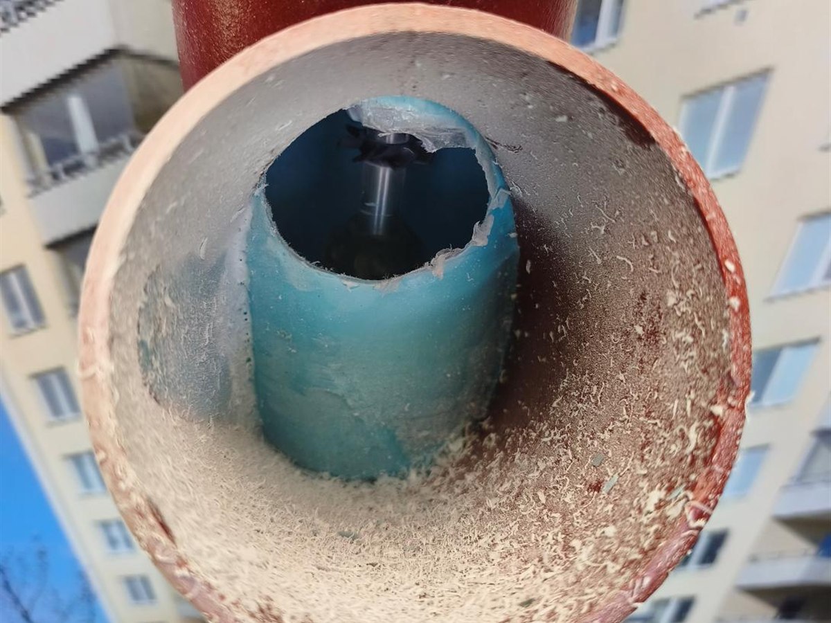 Coupe d'une colonne en fonte montrant la gaine posée à l'intérieur
