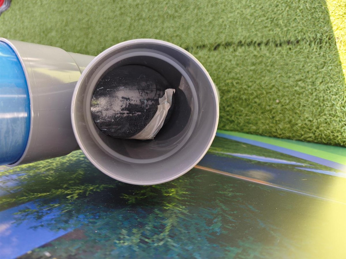 Gaine posée à l'intérieur d'une canalisation en PVC