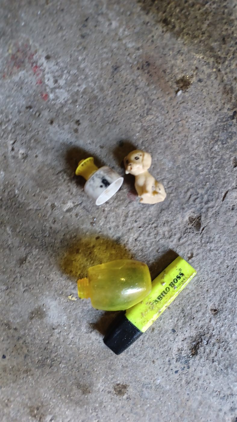 Objets retrouvés au pied d'une colonne après curage